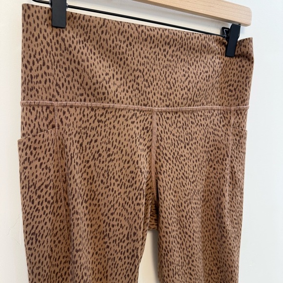 ATHLETA salutation stash pocket Leopard Print 7/8 Leggings - Picture 8 of 9